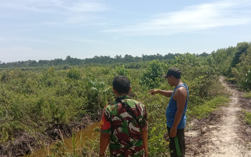 Tegas dan Humanis, Babinsa Sungai Sembilan Edukasi Warga Soal Bahaya Asap Karhutla