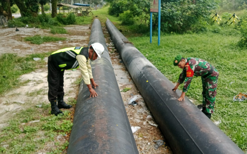 Babinsa Koramil 01 Dumai Patroli Jalur Pipa Pertamina