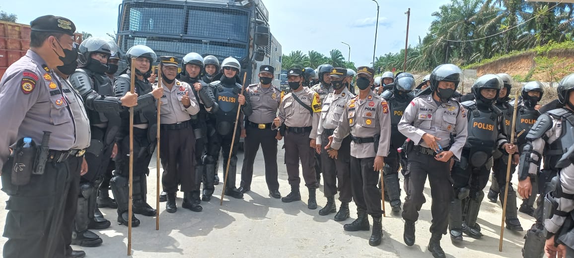 Dinilai Bertindak Anarkis, Kapolres Rohul Pimpin Pembubaran Aksi Massa Di PKS PT KSM 