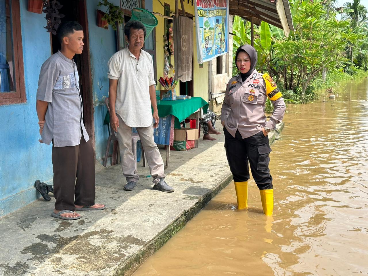 Cek Banjir Di Tiga Desa, Personil Polres Rohul Himbau Masyarakat Agar Waspada