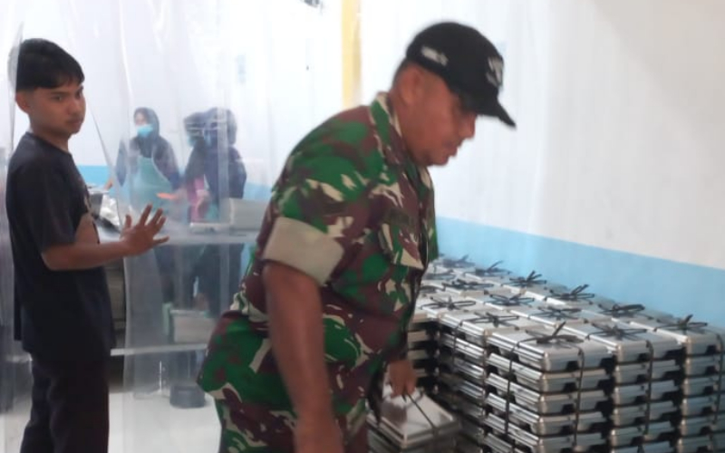 Babinsa Bukit Nenas Pastikan Ribuan Siswa Terima Makanan Bergizi Gratis