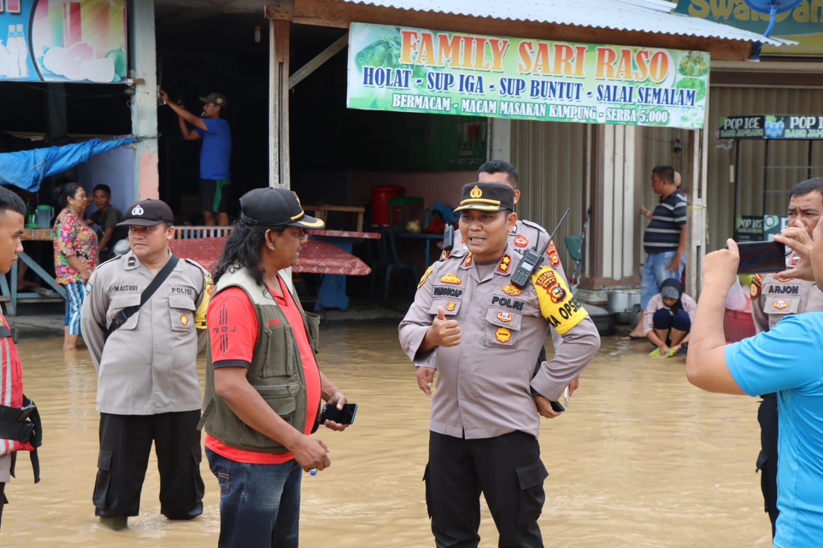 Polri Peduli, Ratusan Korban Banjir Dapat Ratusan Nasi Bungkus Dari  Polres Rohul