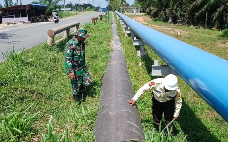 Babinsa Koramil 01 Dumai Bersama Security PHR Patroli Pengamanan Jalur Pipa Minyak