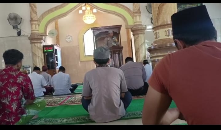Personil Polsek Rambahhilir Jadi Khotib Jum'at Sampaikan Pesan Kamtibmas