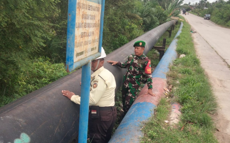 Babinsa Dumai Intensifkan Patroli Jalur Pipa, Warga Diimbau Tidak Berjualan di Zona Terlarang