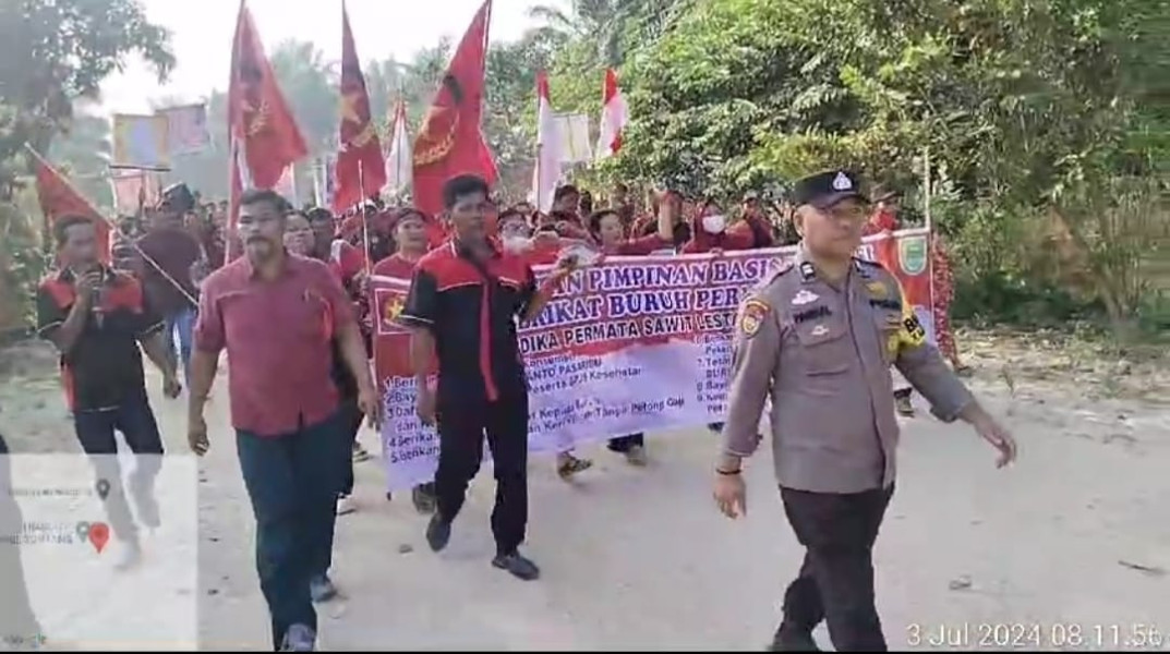Ratusan Buruh F Serbundo Menggelar Aksi Damai di Depan Kantor Kebun PT Andika Permata Sawit Lestari Sontang