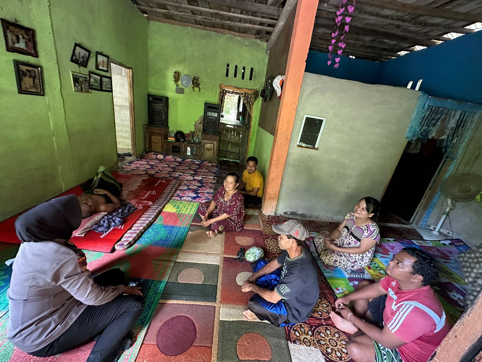 Di Program Door To Door Sistym (DDS), Polwan Polres Rohul Merakyat Jenguk Warga Yang Sedang Sakit