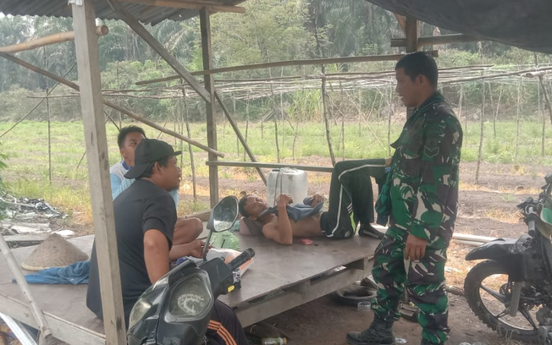 Babinsa Kodim 0320 Dumai Dampingi Petani Cabai Rawit di Basilam Baru