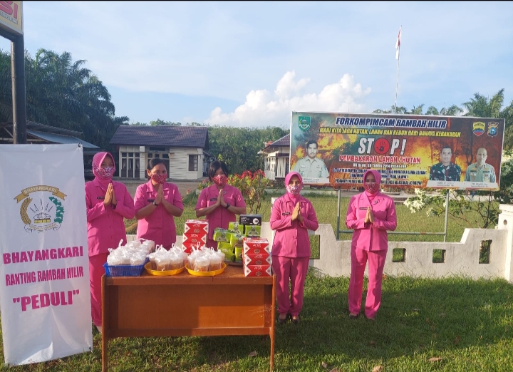 Jalin Silaturahmi Pada Masyarakat, Polsek Rambah Hilir Pengurus Bhayangkari Bagikan Bansos Dan Takjil