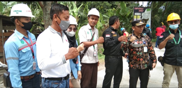 Camat Hergustiman,S.Sos Dan Pihak Perusahaan Gotong Royong Bersama Di Kecamatan Sungai Sembilan