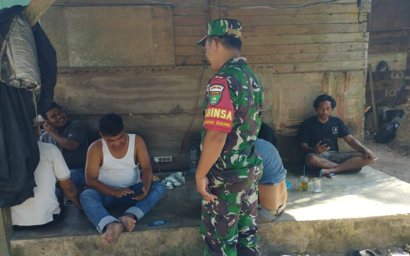 Pererat Silaturahmi, Babinsa Lubuk Gaung Gelar Komsos di Sungai Sembilan