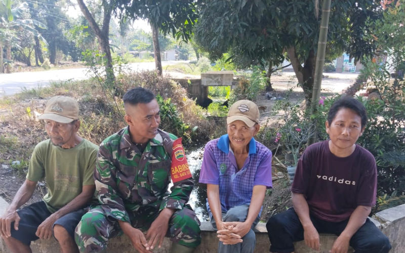 Babinsa Sungai Sembilan Jalin Komsos dengan Tokoh Masyarakat Basilam Baru