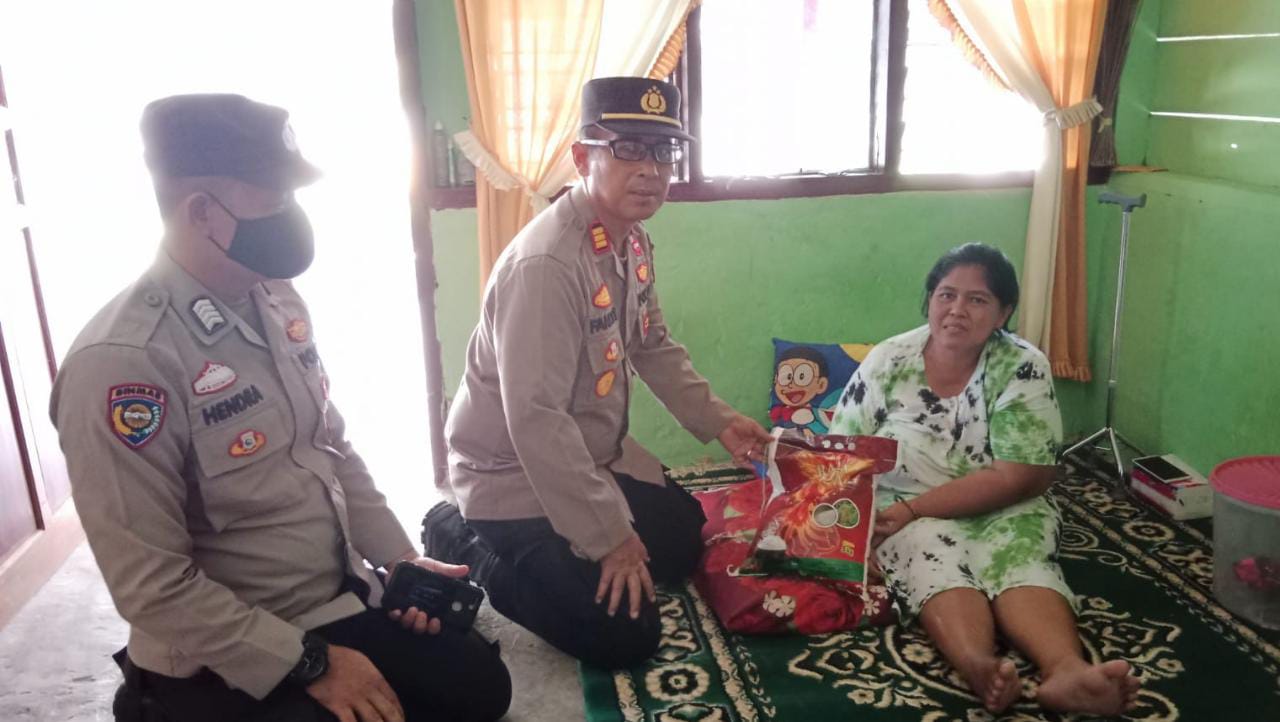 Hari Ke 61, Jajaran Polsek Tambusai Dan Polsek Kunto Darussalam Berikan Kembali Bansos  Pada Masyarakat Terimbas Naiknya Harga BBM