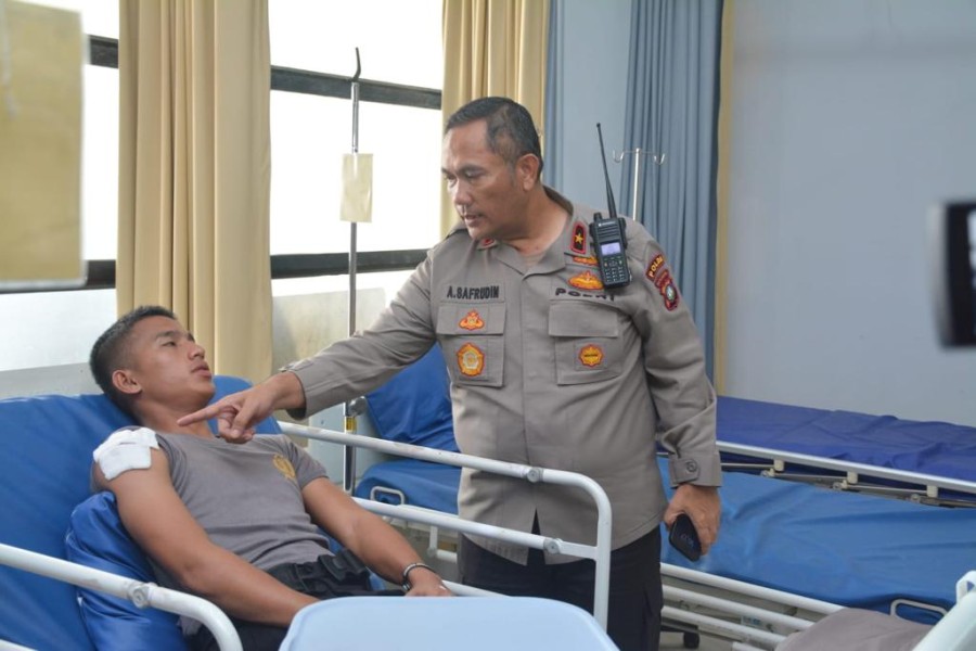 Kapolda Kepri Kunjungi Personel Dan Petugas Pengamanan Yang Terluka Dalam Aksi Unjuk Rasa, Di RS Bhayangkara Batam