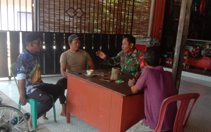 Patroli dan Sosialisasi Karhutla, Babinsa Mundam Ajak Warga Jaga Lingkungan