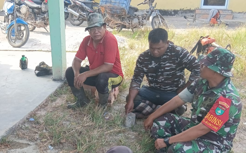 Semangat Kebersamaan Jelang Ramadhan, Babinsa Koramil 02 Bukit Kapur Pimpin Gotong Royong Makam