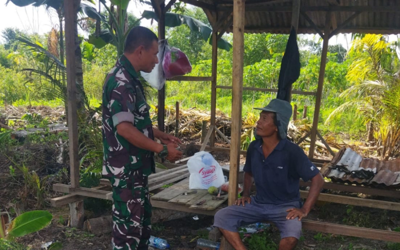 Babinsa Koramil 01 Dumai Patroli Karhutla dan Dampingi Petani Tanam Kacang Panjang di Bukit Datuk