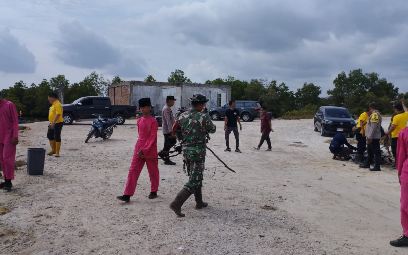 Gotong Royong Bersama di Basilam Baru, Danramil Tekankan Budaya Bersih Sejak Dini