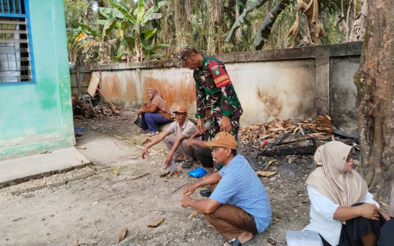 Komsos di Tanjung Penyembal: Serda Erwan Ajak Warga Jaga Kebersamaan dan Stabilitas Wilayah