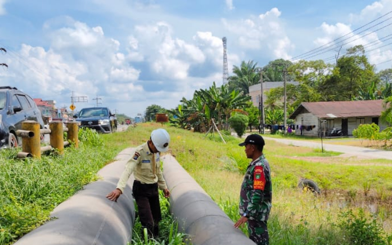 Babinsa dan SKK Migas-PT PHR Gelar Patroli Amankan Jalur Pipa Minyak di Bukit Kapur