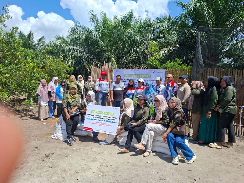 Program CSR Pertagas ODA, Kembali Serahkan 500 Bibit Kelapa Genjah Entok dan 500 Ekor Bibit Ayam Kampung