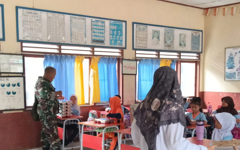 Babinsa Bagan Besar Dampingi Pembagian Makanan Bergizi untuk 1.473 Pelajar di Dumai