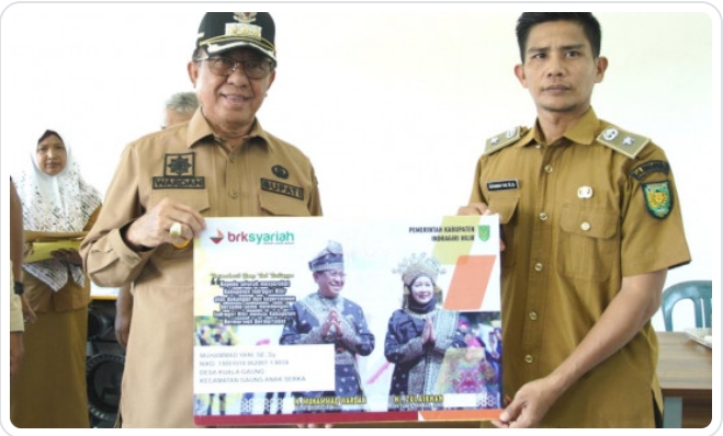 Perdana, Bupati Inhil HM Wardan Serahkan NIKD Dan NIPD Bagi Kades Dan Perangkat Desa Se-Kecamatan Gaung Anak Serka