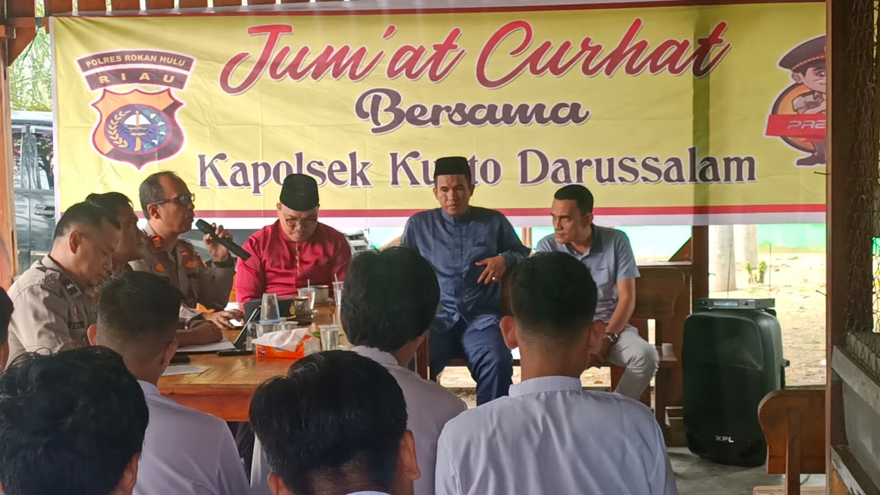 Serap Beragam Aspirasi Masyarakat Di Giat Jum'at Curhat, Kapolsek AKP Fandri :Jika Bermain - Main Dengan Narkoba Akan Ditindak Tegas