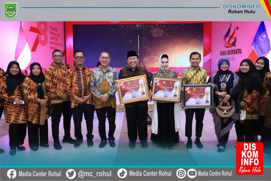 Bupati Sukiman dan Hj. Peni Herawati Raih Anugerah Keterbukaan Informasi 2023