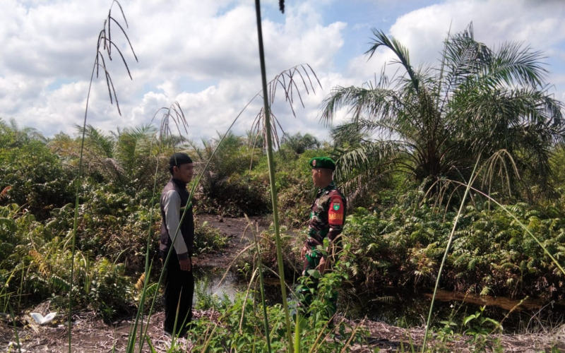 Babinsa Koramil 01 Dumai Patroli Karhutla dan Sosialisasi Banjir di Bagan Keladi