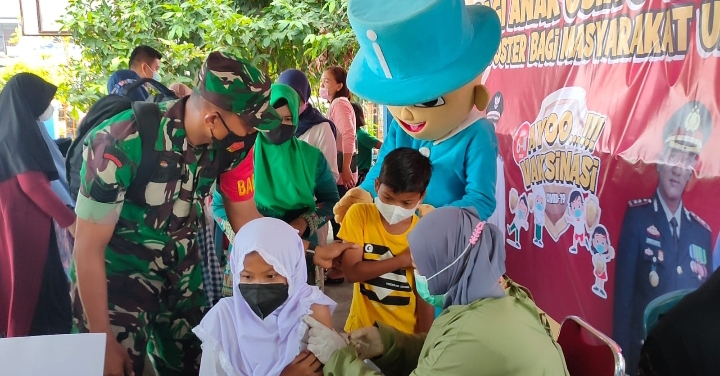 Bupati Rohul H Sukiman Ditemani Badut Louncing Vaksinasi Anak Di Kecamatan Rambah