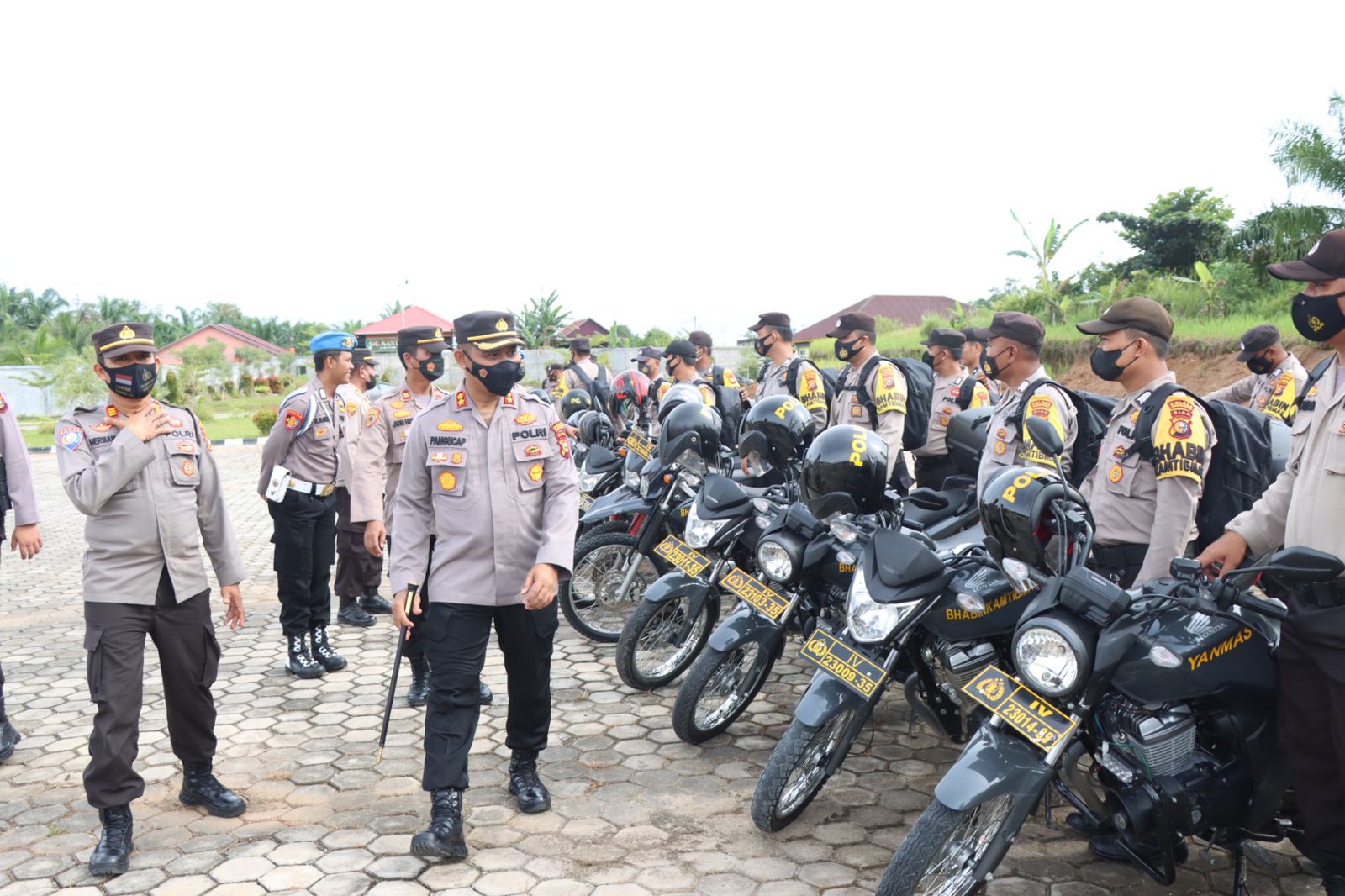 Bertindak Sebagai Irup, Ini Pesan Kapolres Rohul Pada Giat Penyerahan Kaporlap Bhabinkamtibmas