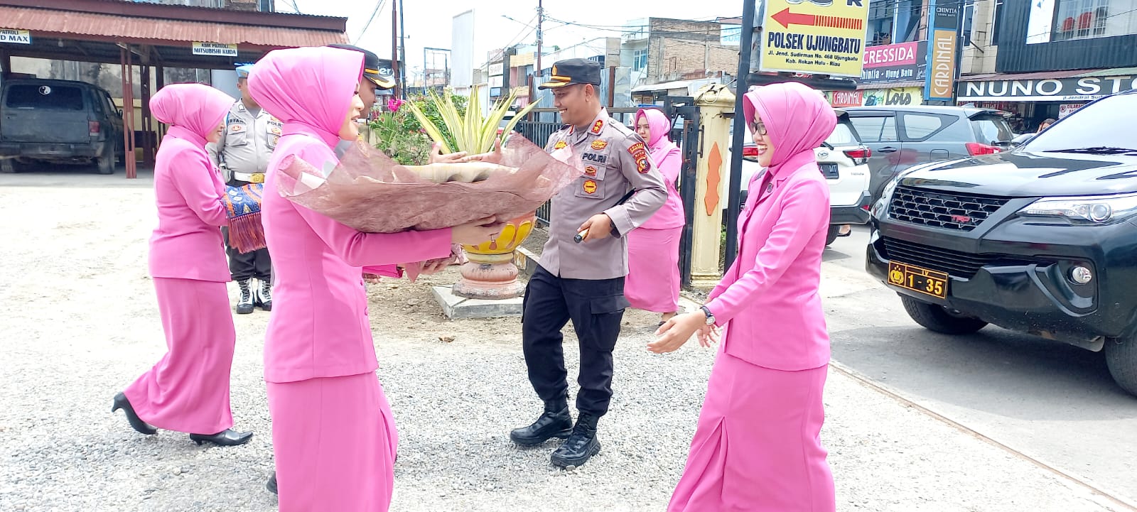 PC Bhayangkari Cabang Polres Rohul Kunker Ke Polsek Ujung Batu, Kapolres Berikan  Dukungan