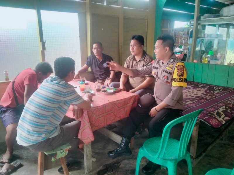 Wujudkan Kamtibmas, Polisi RW Presisi Polri Polsek Kepenuhan, Sambangi Warung Sarapan Pagi Ucok Obong