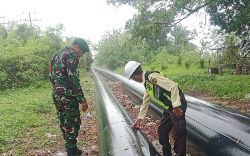 Amankan Aset Negara, Babinsa dan Pertamina Susuri Jalur Pipa di Tengah Hujan