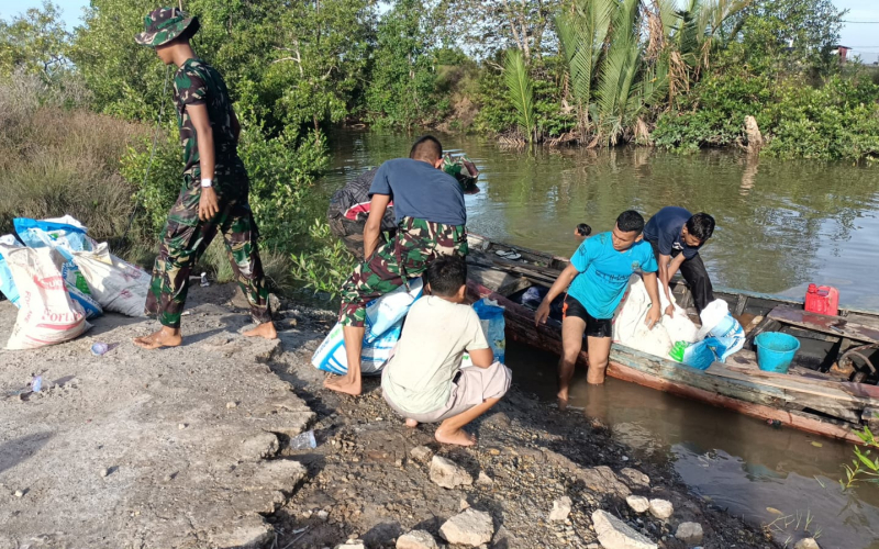 TNI Bersama Warga Kebutan Bangun Jembatan Gantung Garuda Sungai Sembilan