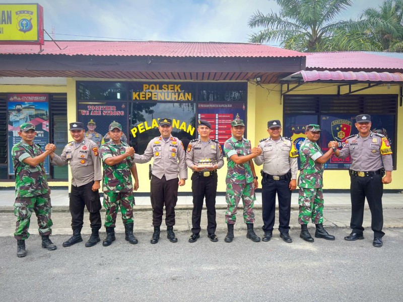 Momentum Hari Bhayangkara Ke 77, Kapolsek Kepenuhan Terima Kedatangan Dari Prajurit TNI