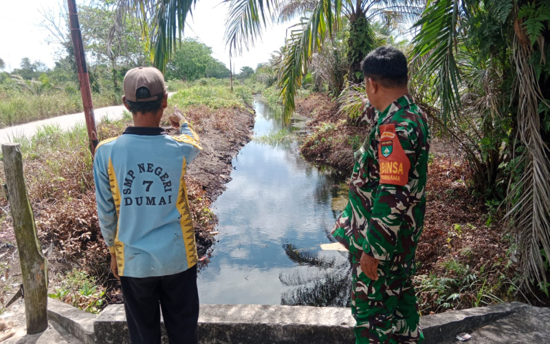 Babinsa Purnama Koramil 01 Dumai Patroli Karhutla Sekaligus Dampingi Warga Tanam Bayam