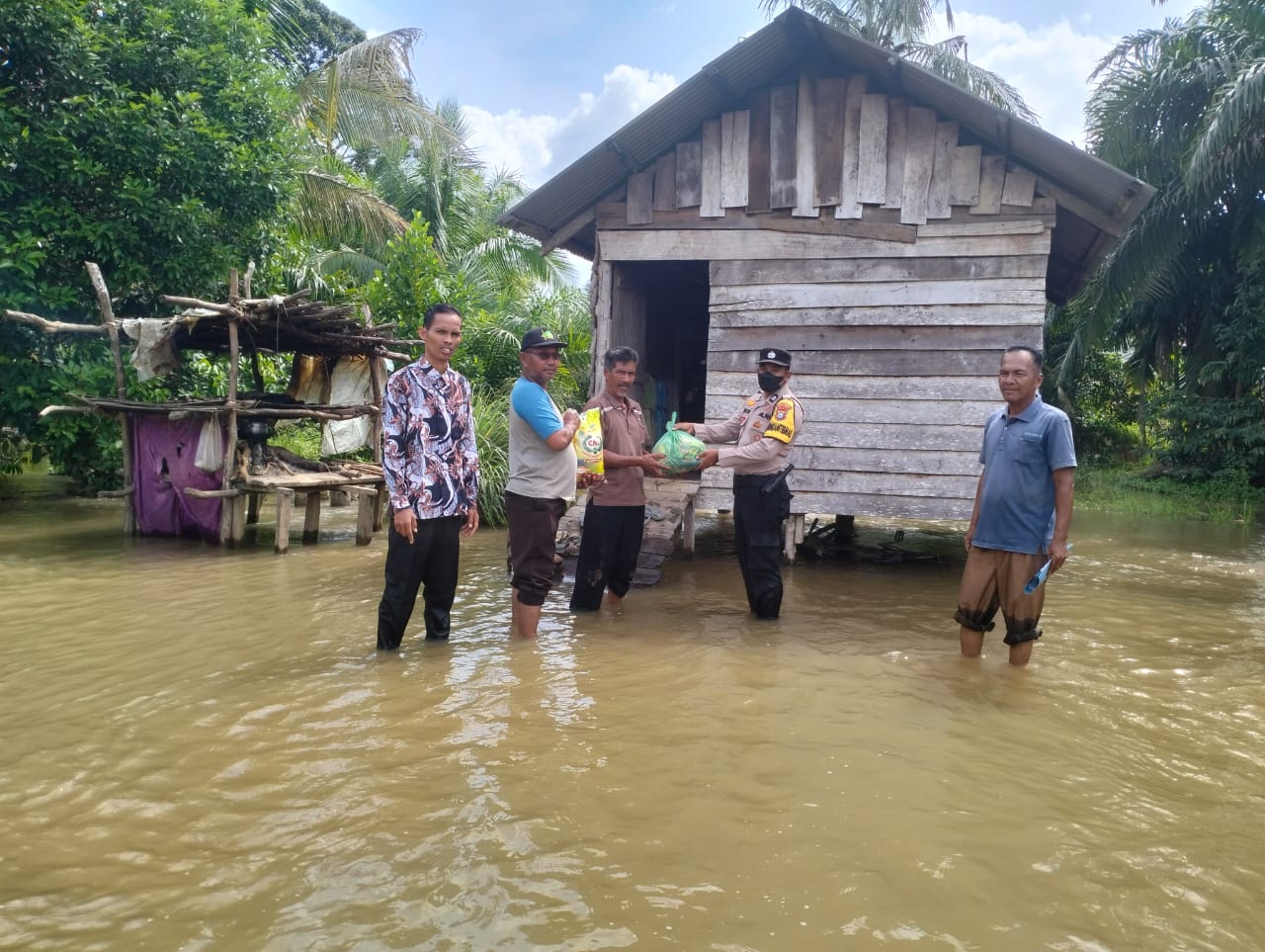 Personil Polsek Kepenuhan Bersama Sekdes Rantau Binuang Sakti Salurkan Bantuan Untuk Korban Banjir