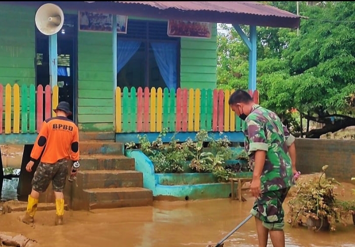 Pasca Banjir, Petugas Bantu Warga Bersihkan Sisa Lumpur Dan Sampah Plastik 