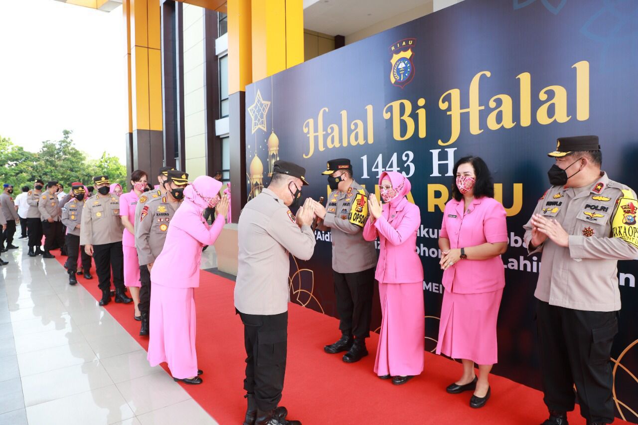 Pimpin Apel Perdana Dan Gelar Halal Bihalal, Kapolda Riau Irjen Moh Iqbal Kembali Gelorakan Semangat “Together We Are Strong