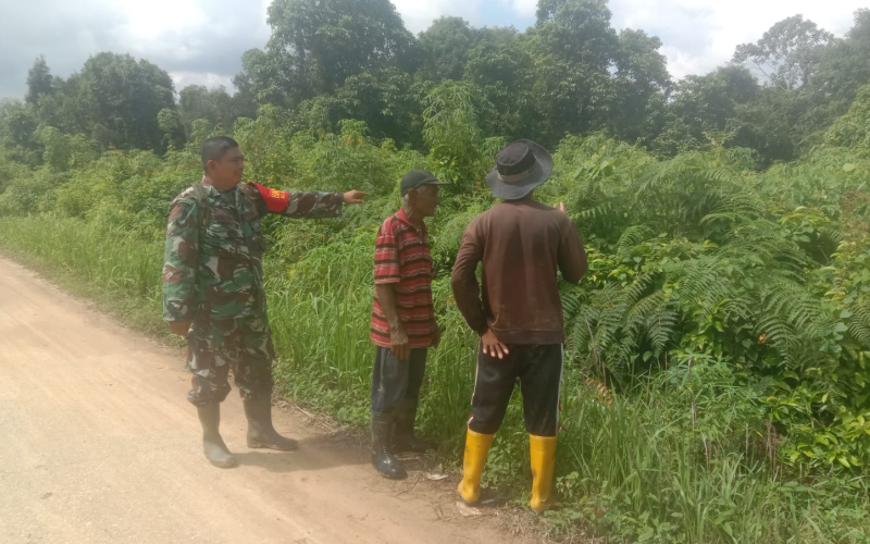 Patroli Babinsa Teluk Makmur: Warga Diimbau Tidak Buka Lahan dengan Cara Membakar