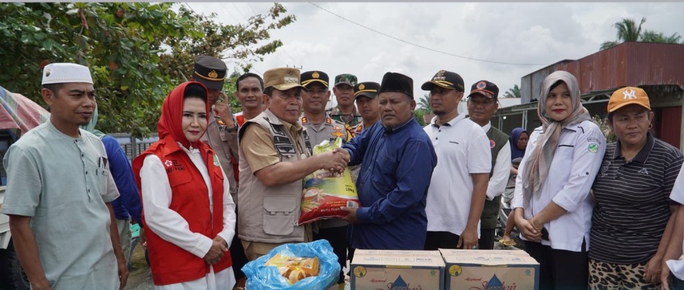 Bupati H Sukiman Salurkan Bantuan Korban Banjir Di Kecamatan Bonai Darussalam