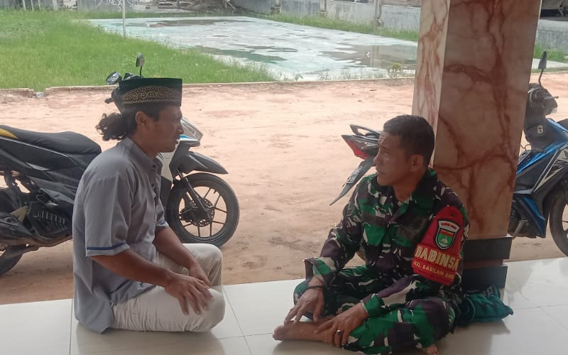 Babinsa Koramil 03 Sungai Sembilan Gelar Komsos Bersama Warga Basilam Baru