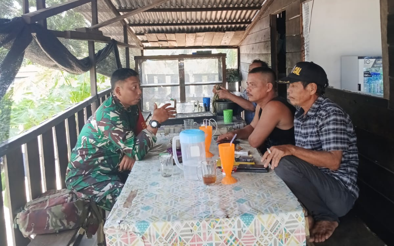 Babinsa Dumai Sisir Jalur Pipa Pertamina, Imbau Warga Tak Beraktivitas di Area Instalasi