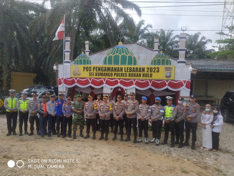 KAPOLSEK TAMBUSAI SAMBUT KAPOLRES ROHUL DAN PJU SAAT CEK POS PAM SEI KUMANGO