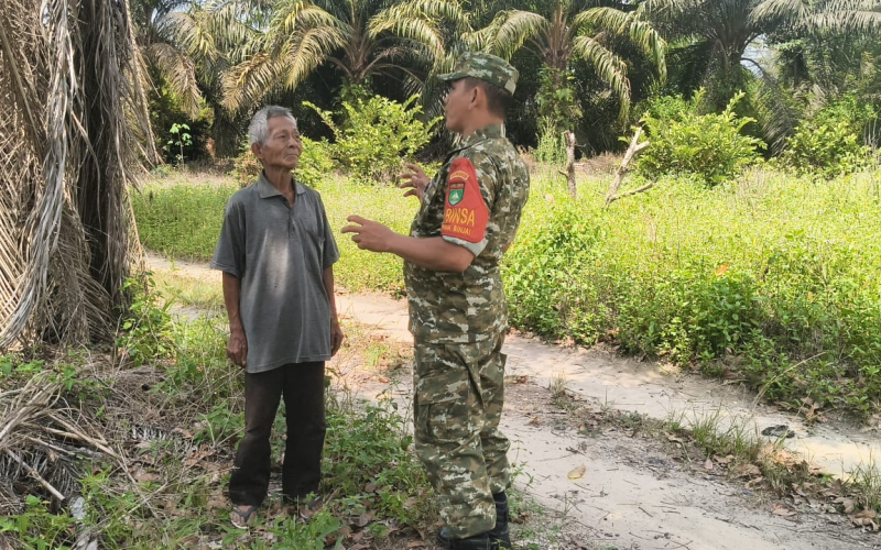 Babinsa Teluk Binjai Patroli Karhutla dan Sosialisasi Lingkungan di Bukit Datuk