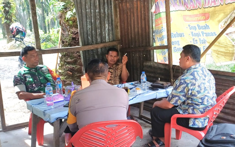 Babinsa Koramil Bukit Kapur Manfaatkan Komsos untuk Jaga Kondusivitas Wilayah