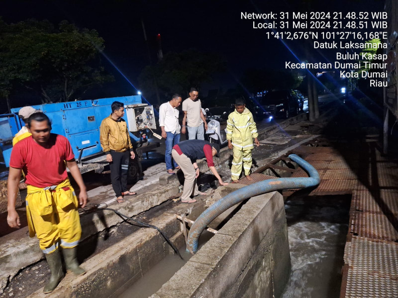 Hujan Deras Sambut Kedatangan Presiden Jokowi, Kadis PU Berjibaku Atasi Banjir Terjadi