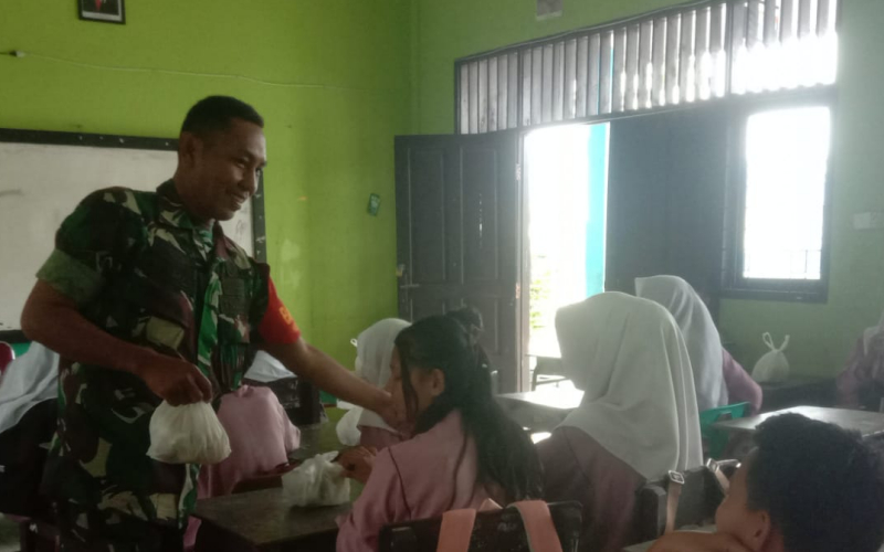Babinsa Mundam Dampingi Pembagian Makanan Bergizi Gratis kepada Pelajar di Medang Kampai